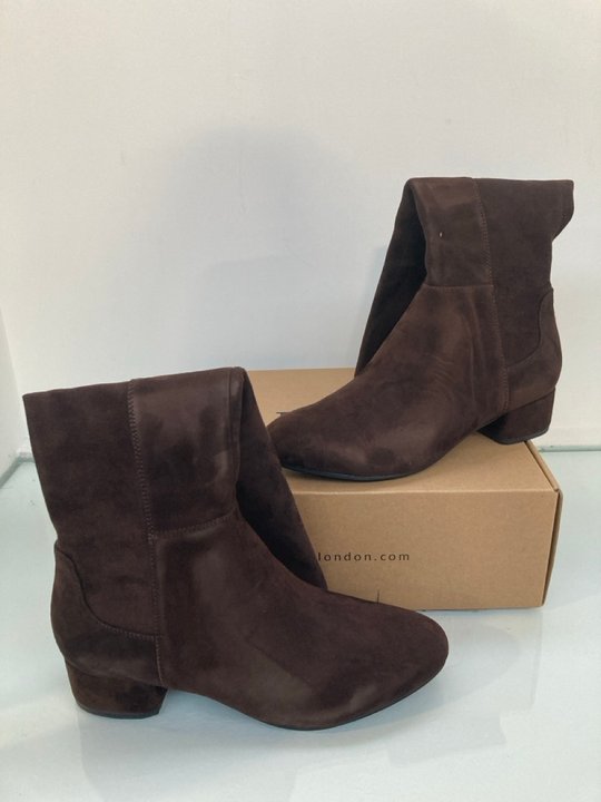 Lot 1276  
            Marchington SR12 - Parcel Delivery Only 

                
DUNE LONDON SMART STRETCH HIGH LEG SUEDE BOOTS IN BROWN - UK 8: LOCATION - E2