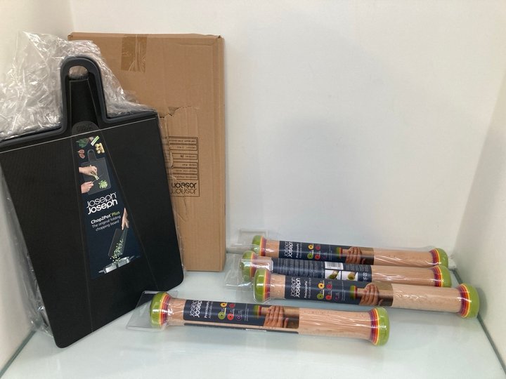 Lot 1284  
            Marchington SR12 - Parcel Delivery Only 

                
2 X SETS OF 4 JOSEPH JOSEPH CHOP2POT CHOPPING BOARDS IN BLACK TO ALSO INCLUDE BOX...