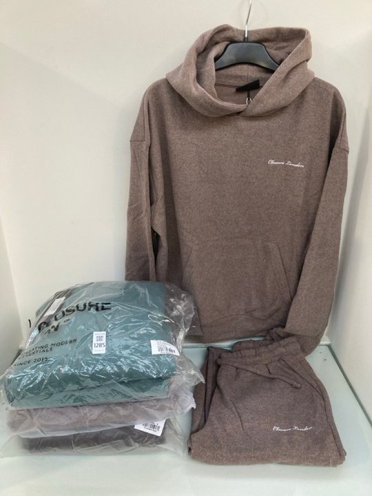 Lot 1285  
            Marchington SR12 - Parcel Delivery Only 

                
4 X ASSORTED CLOSURE LONDON CLOTHING ITEMS TO INCLUDE CORE SIGNATURE TRACKSUIT IN...
