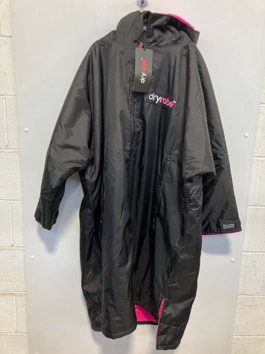Lot 1318  
            Marchington SR12 - Parcel Delivery Only 

                
DRYROBE ADVANCE LONG SLEEVE IN BLACK/PINK - SIZE: LARGE: LOCATION - E0
