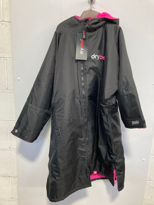 Lot 1321  
            Marchington SR12 - Parcel Delivery Only 

                
DRYROBE ADVANCE LONG SLEEVE IN BLACK/PINK - SIZE: SMALL: LOCATION - E0