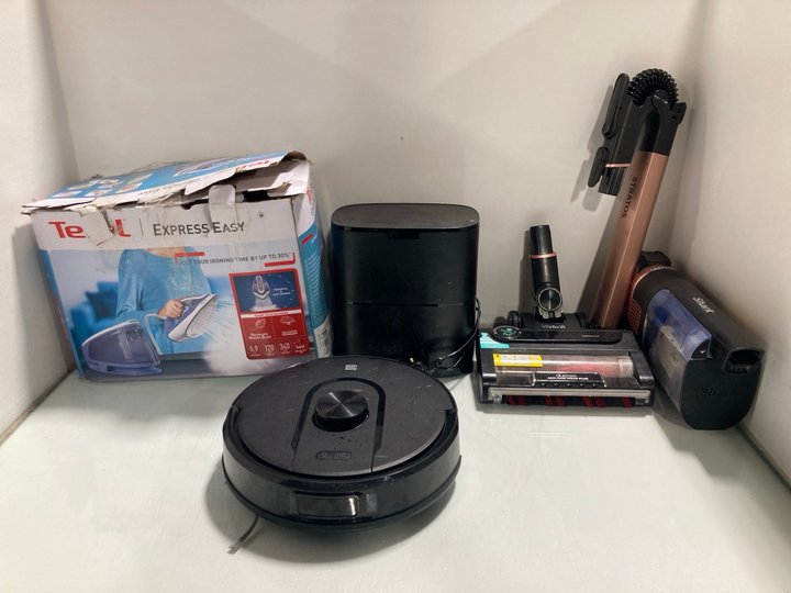 Lot 134  
            Marchington SR12 - Parcel Delivery Only 

                
QTY OF ASSORTED ITEMS TO INCLUDE TEFAL EXPRESS EASY IRON AND STAND: LOCATION - J5