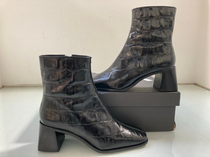 Lot 233  
            Marchington SR12 - Parcel Delivery Only 

                
WOMENS MINT VELVET ARIAT SQUARE TOE BOOT IN BLACK UK SIZE 4 ORIGINAL RRP £150.00:...
