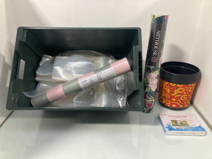 Lot 237  
            Marchington SR12 - Parcel Delivery Only 

                
QTY OF ASSORTED HOUSEHOLD ITEMS TO INCLUDE ARTHOUSE PRETTY POLLY NAVY MULTI WALLP...