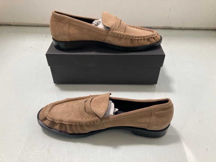 Lot 238  
            Marchington SR12 - Parcel Delivery Only 

                
MINT VELVET GIGI PENNY LOAFER UK SIZE 7 ORIGINAL RRP £110: LOCATION - J15