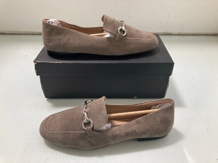 Lot 239  
            Marchington SR12 - Parcel Delivery Only 

                
MINT VELVET CAMILLE SUEDE LOAFER NTRL SIZE UK 7 ORIGINAL RRP £99.99: LOCATION - J15