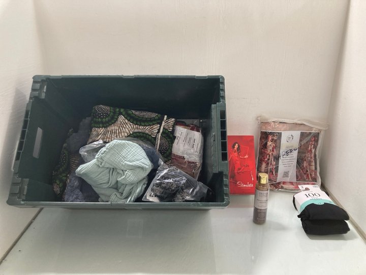 Lot 241  
            Marchington SR12 - Parcel Delivery Only 

                
QTY OF ASSORTED ITEMS TO INCLUDE STIMULATE HAIR DESIGN BLONDE WIG: LOCATION - J15