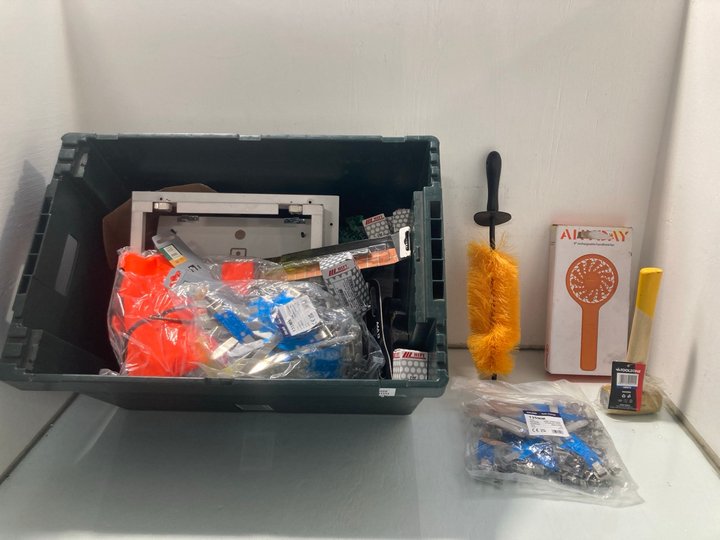 Lot 245  
            Marchington SR12 - Parcel Delivery Only 

                
QTY OF ASSORTED WORK ITEMS TO INCLUDE 4"RECHARGEABLE HANDHELD FAN: LOCATION - J15