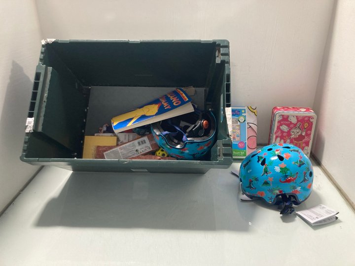 Lot 252  
            Marchington SR12 - Parcel Delivery Only 

                
QTY OF ASSORTED KIDS ITEMS TO INCLUDE PEPPA PIG TODDLER DUVET SET: LOCATION - J15