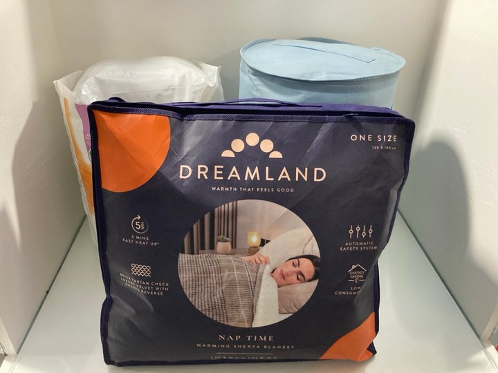 Lot 254  
            Marchington SR12 - Parcel Delivery Only 

                
QTY OF ASSORTED HOUSEHOLD ITEMS TO INCLUDE SLUMBERDOWN SINGLE DUVET 15TOG: LOCATI...