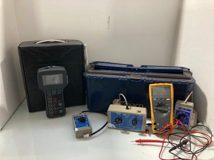 Lot 256  
            Marchington SR12 - Parcel Delivery Only 

                
QTY OF ASSORTED HARDWARE ITEMS TO INCLUDE RAACO COMPACT WORK BOX: LOCATION - J16