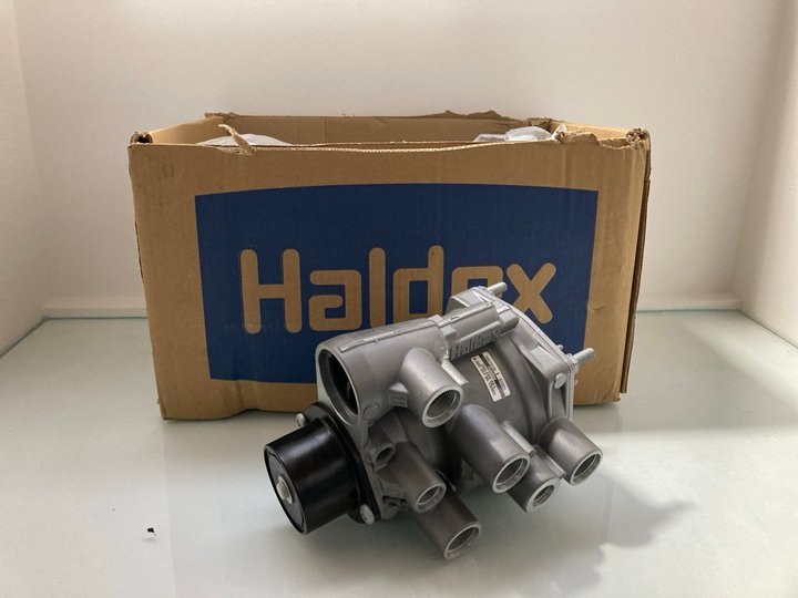 Lot 258  
            Marchington SR12 - Parcel Delivery Only 

                
4 X TRAILER CONTROL VALVE FOR HEAVY GOOD VEHICLES: LOCATION - J16