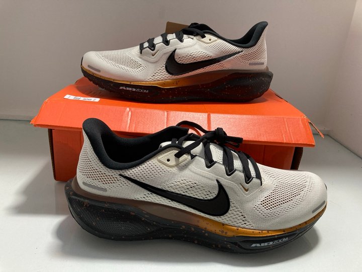 Lot 287  
            Marchington SR12 - Parcel Delivery Only 

                
MENS NIKE AIR ZOOM PEGASUS 41 SIZE UK 9 IN WHITE,BLACK AND ORANGE: LOCATION - J15