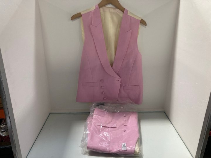 Lot 288  
            Marchington SR12 - Parcel Delivery Only 

                
2 X OLIVER BROWN LONDON DOUBLE BREASTED LINEN WAISTCOAT IN PINK - UK SIZES: 44L &...