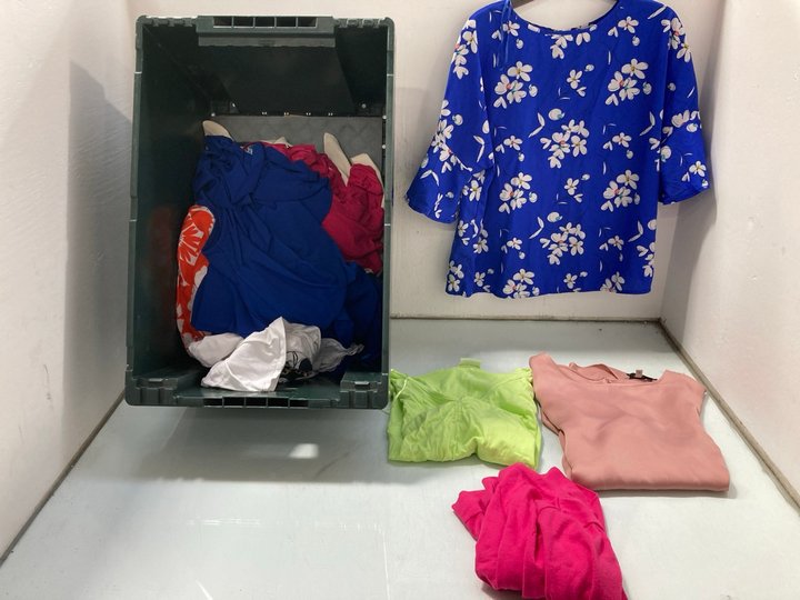 Lot 301  
            Marchington SR12 - Parcel Delivery Only 

                
QTY OF ASSORTED WOMENS CLOTHES TO INCLUDE PAPAYA DRESS TOP IN BLUE FLOWER PATTERN...