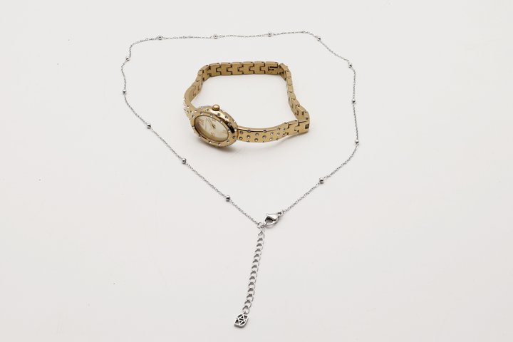 Lot 31  
            Marchington SR12 - Parcel Delivery Only 

                
ABBOTT LYON MINI SPHERE NECKLACE IN SILVER TO INCLUDE ABBOTT LYON CRYSTAL STUDDED...