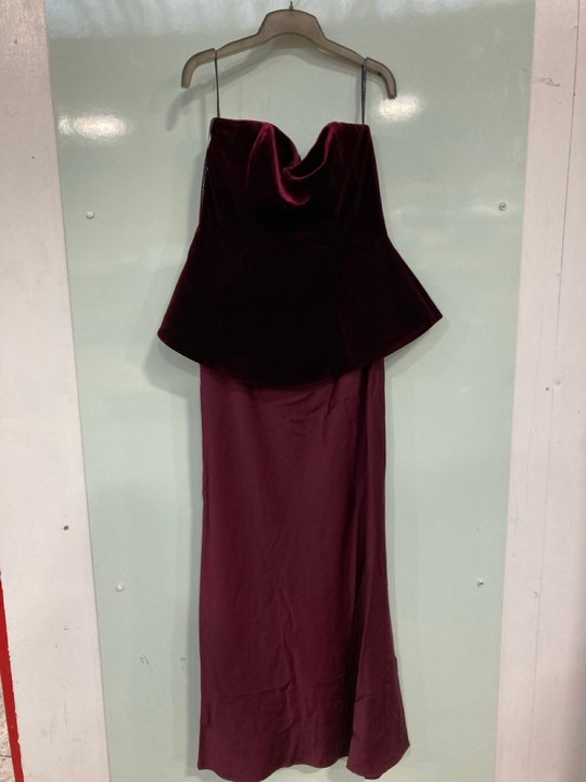 Lot 344  
            Marchington SR12 - Parcel Delivery Only 

                
CLUB L LONDON INDULGENT BURGUNDY VELVET AND SATIN BANDEAU CORSET MAXI DRESS IN BE...