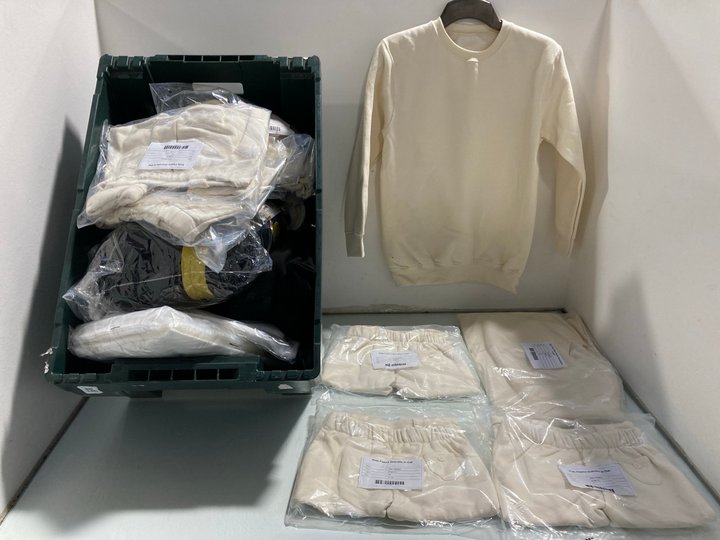 Lot 346  
            Marchington SR12 - Parcel Delivery Only 

                
QTY OF ASSORTED CLOTHING TO INCLUDE KIDS CREW NECK FLEECE SWEATSHIRT IN CREAM SIZ...