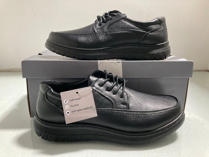 Lot 355  
            Marchington SR12 - Parcel Delivery Only 

                
DEICHMANN MENS LACE UP BLACK SHOES - UK SIZE: 7: LOCATION - J22