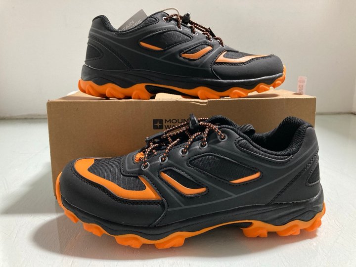 Lot 359  
            Marchington SR12 - Parcel Delivery Only 

                
MOUNTAIN WAREHOUSE APPROACH KIDS RUNNING TRAINER GREY SIZE -UK4 ORIGINAL RRP:£33....