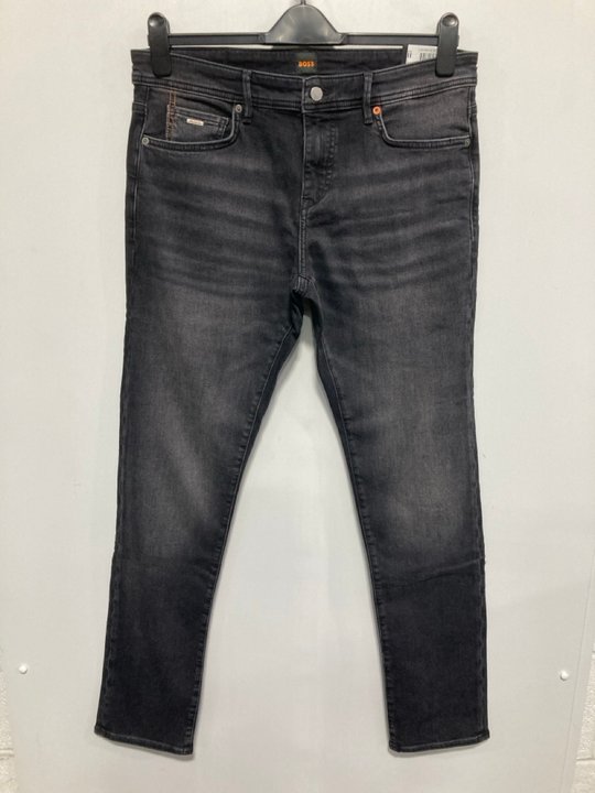 Lot 35  
            Marchington SR12 - Parcel Delivery Only 

                
BOSS CHARLESTON JEANS IN DARK GREY - SIZE: W34 - ORIGINAL RRP: £119.00: LOCATION ...