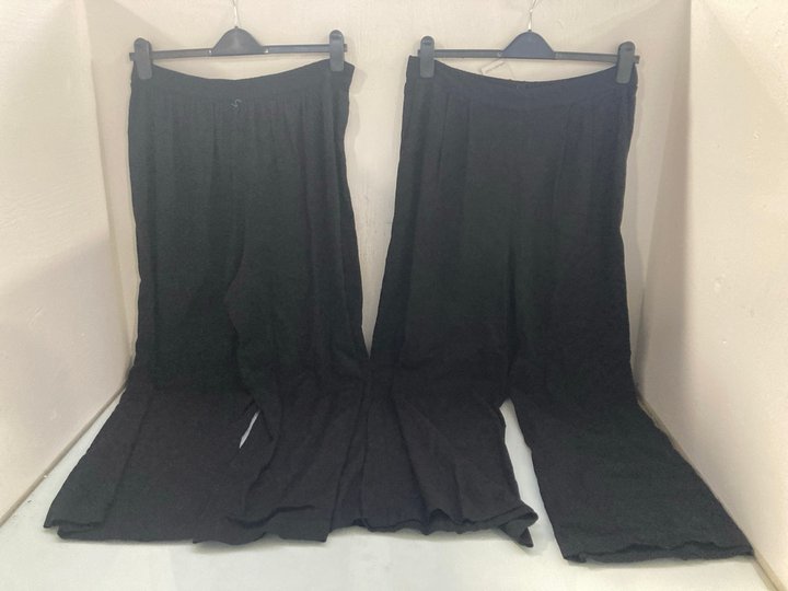 Lot 363  
            Marchington SR12 - Parcel Delivery Only 

                
2 X PAIRS OF JOHN LEWIS & PARTNERS PARKER TROUSERS IN BLACK - UK SIZE: 16: LOCATI...