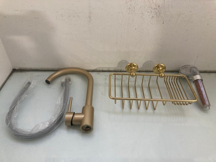 Lot 367  
            Marchington SR12 - Parcel Delivery Only 

                
3 X ASSORTED ITEMS TO INCLUDE KITCHEN MIXER FAUCET IN BRASS: LOCATION - I16