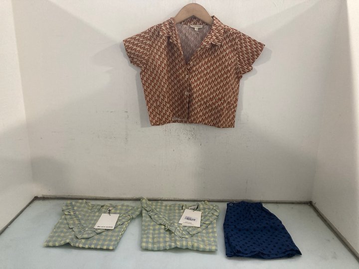 Lot 368  
            Marchington SR12 - Parcel Delivery Only 

                
4 X ASSORTED CHILDRENS CLOTHING ITEMS TO INCLUDE CARAMEL COTTON POPLIN APRICOT GE...