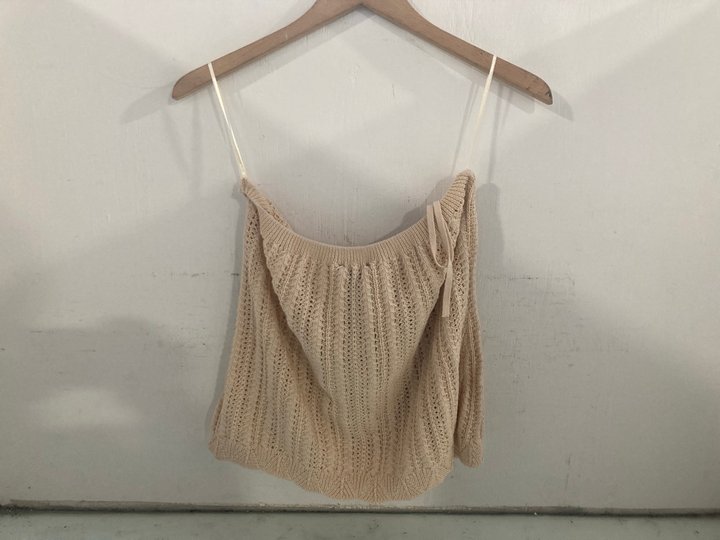 Lot 369  
            Marchington SR12 - Parcel Delivery Only 

                
NOBODY'S CHILD MOCK CROCHET HALTER NECK TOP IN NECTAR - SIZE: LARGE: LOCATION - I16