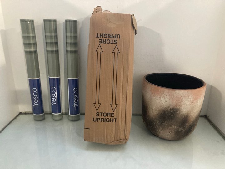 Lot 370  
            Marchington SR12 - Parcel Delivery Only 

                
QTY OF ASSORTED ITEMS TO INCLUDE FRESCO WALLPAPER IN WOOD PANEL SAGE GREEN - BATC...