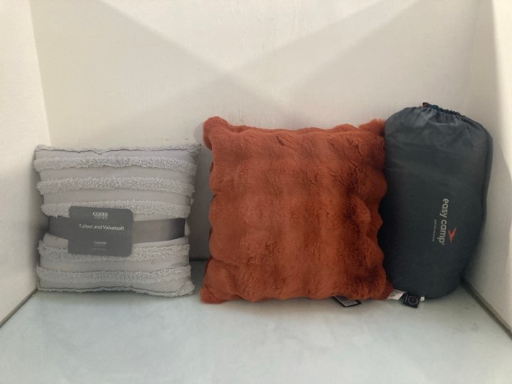 Lot 371  
            Marchington SR12 - Parcel Delivery Only 

                
3 X ASSORTED ITEMS TO INCLUDE MALINI SCATTER CUSHION IN BURNT ORANGE: LOCATION - I16