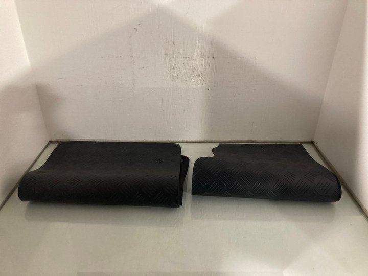 Lot 378  
            Marchington SR12 - Parcel Delivery Only 

                
CITROEN C5 CAR MAT TO INCLUDE 2 X METZGER VOLVO ABS SENSOR RINGS: LOCATION - I16