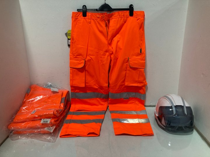 Lot 386  
            Marchington SR12 - Parcel Delivery Only 

                
QTY OF ASSORTED WORKWEAR ITEMS TO INCLUDE BEESWIFT RAIL SPEC HI-VIS TROUSERS - SI...