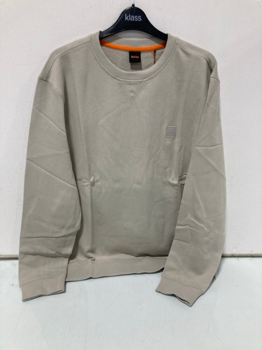 Lot 387  
            Marchington SR12 - Parcel Delivery Only 

                
HUGO BOSS WESTSTART SWEATSHIRT IN CREAM - UK SIZE: EXTRA LARGE: LOCATION - I15