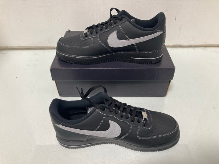 Lot 402  
            Marchington SR12 - Parcel Delivery Only 

                
NIKE AIR FORCE 1 '07 LV8 TRAINERS IN GREY/BLACK - UK SIZE: 10: LOCATION - I15