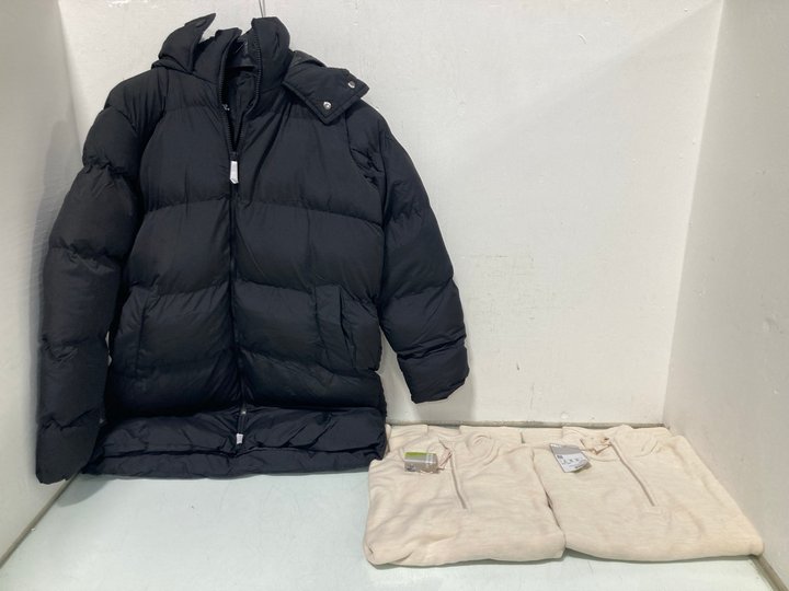 Lot 403  
            Marchington SR12 - Parcel Delivery Only 

                
3 X ASSORTED CLOTHING ITEMS IN VARIOUS SIZES TO INCLUDE WOMENS MOUNTAIN WAREHOUSE...