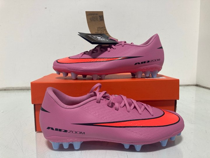 Lot 437  
            Marchington SR12 - Parcel Delivery Only 

                
NIKE ZOOM VAPOR 16 ACADEMY AG FOOTBALL BOOTS IN MAGIC FLAMINGO/BLACK - UK SIZE: 6...