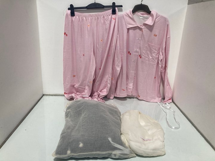 Lot 439  
            Marchington SR12 - Parcel Delivery Only 

                
QTY OF ASSORTED TREATS CLOTHING ITEMS TO INCLUDE TREATS PINK CHECK CAKE PATTERN P...