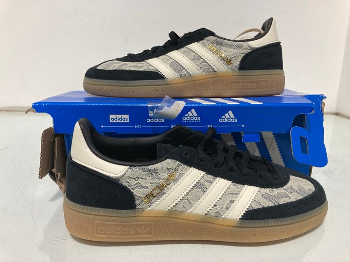 Lot 442  
            Marchington SR12 - Parcel Delivery Only 

                
ADIDAS WOMENS HANDBALL SPEZIAL TRAINERS IN BLACK/WHITE LACE - UK SIZE: 4: LOCATIO...