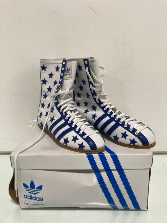 Lot 493  
            Marchington SR12 - Parcel Delivery Only 

                
ADIDAS ORIGINALS JS STAR BOXING/WRESTLING BOOTS IN WHITE/BLUE - UK SIZE: 11: LOCA...