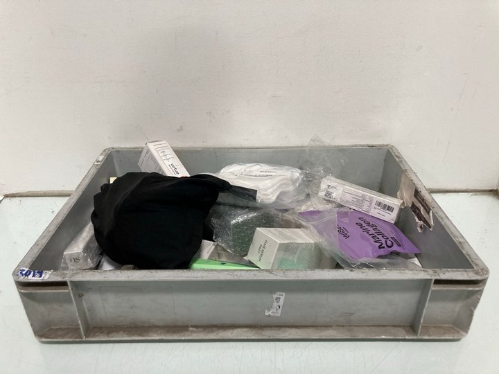 Lot 495  
            Marchington SR12 - Parcel Delivery Only 

                
QTY OF ASSORTED HEALTH & BEAUTY ITEMS TO INCLUDE PAONIES NOSE/EAR HAIR TRIMMER: L...