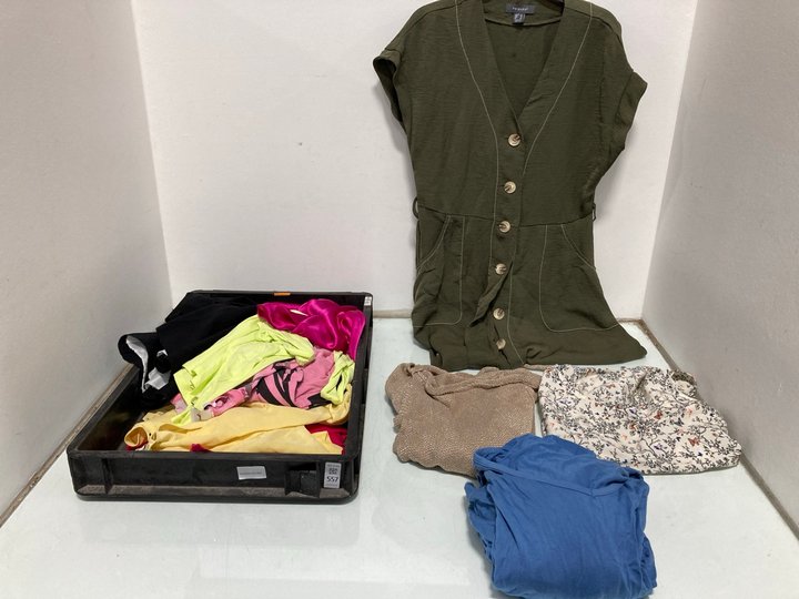 Lot 557  
            Marchington SR12 - Parcel Delivery Only 

                
QTY OF ASSORTED WOMENS CLOTHING TO INCLUDE SPARKLY GOLD KNIT DRESS SIZE UK 14: LO...