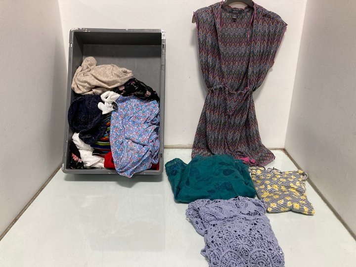 Lot 558  
            Marchington SR12 - Parcel Delivery Only 

                
QTY OF ASSORTED WOMENS CLOTHING TO INCLUDE TU WOMAN SUN AND STRIPE TOP SIZE UK 12...