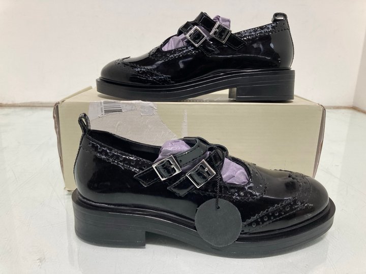 Lot 561  
            Marchington SR12 - Parcel Delivery Only 

                
OFF THE HOOK LONDON HOLLY BLACK SHOES IN SIZE UK4: LOCATION - I7