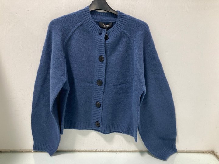 Lot 583  
            Marchington SR12 - Parcel Delivery Only 

                
WHISTLES WOOL MIX CREW CARDIGAN IN BLUE SIZE UK SMALL ORIGINAL RRP £109.0: LOCATI...