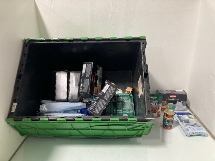 Lot 592  
            Marchington SR12 - Parcel Delivery Only 

                
QTY OF ASSORTED PET FOOD TO INCLUDE ANIMONDA VOM FEINSTEN VARIETY PACK - BB 06/27...