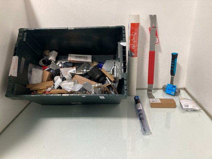 Lot 595  
            Marchington SR12 - Parcel Delivery Only 

                
QTY OF ASSORTED DIY ITEMS TO INCLUDE MILWAUKEE 21" WRECKING BAR: LOCATION - I6