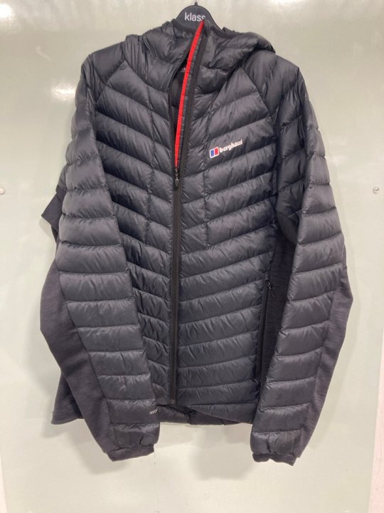 Lot 605  
            Marchington SR12 - Parcel Delivery Only 

                
MENS BERGHAUS DARK BLUE WATERPROOF JACKET IN SIZE XXL: LOCATION - I5