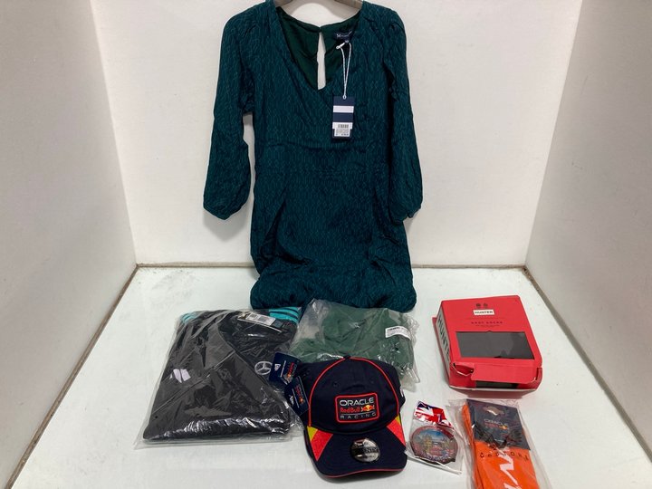 Lot 625  
            Marchington SR12 - Parcel Delivery Only 

                
QTY OF ASSORTED CLOTHING ITEMS IN VARIOUS SIZES TO INCLUDE HUNTER BOOT SOCKS - SI...