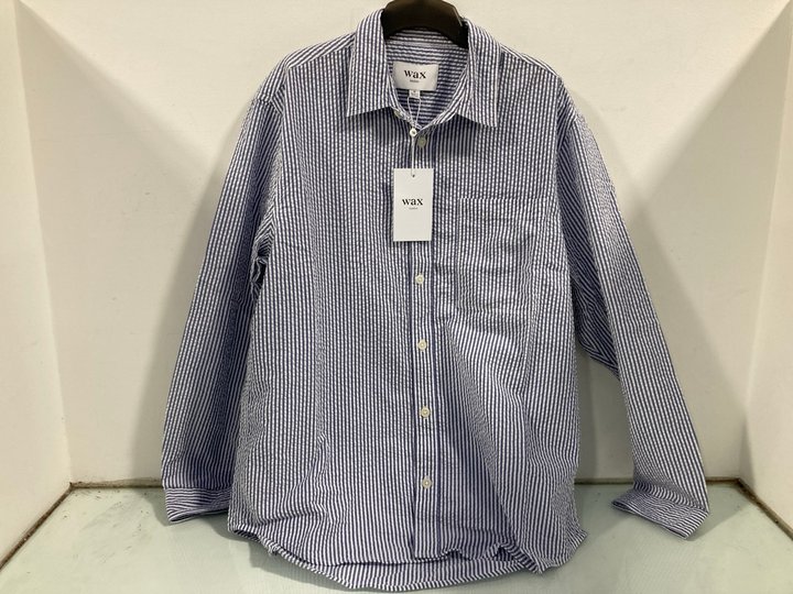 Lot 639  
            Marchington SR12 - Parcel Delivery Only 

                
WAX LONDON ROVE LONG SLEEVE SEERSUCKER TOP IN STRIPE BLUE/WHITE - SIZE: SMALL - O...
